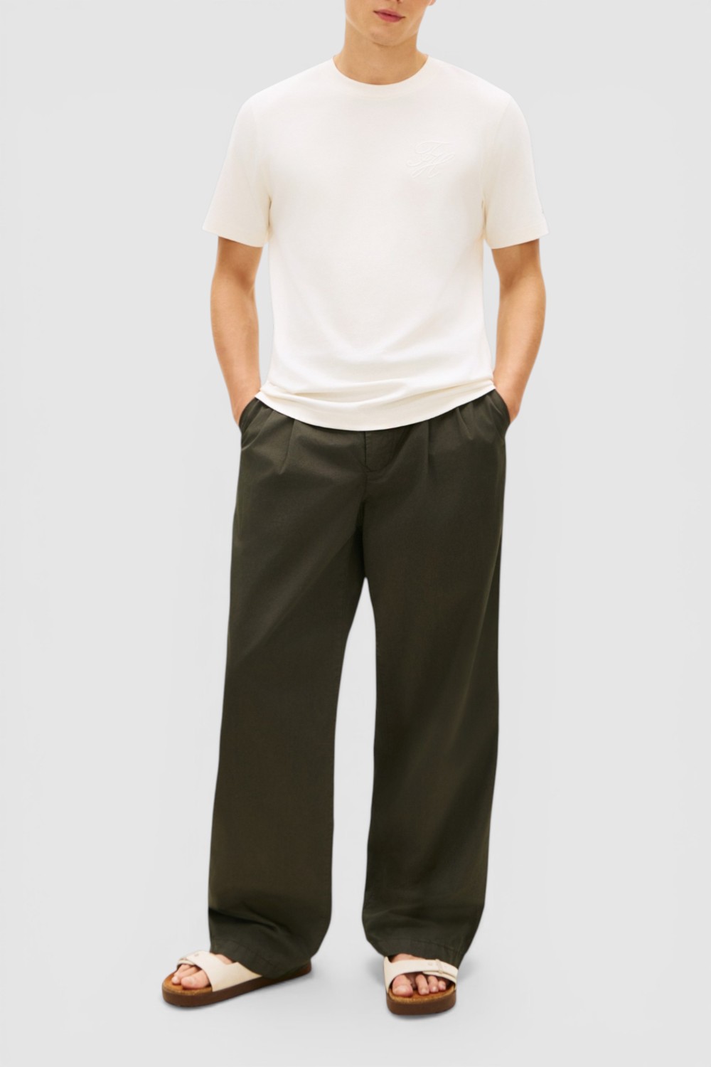 תמונת כל הלוק של חולצת טי